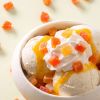 Close-up van een ijsdessert met gedroogde papaya blokjes