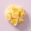 Ananas bites op een lichtpaarse achtergrond