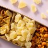 Ananas bites in een borrelbox met hartige snacks