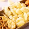 Close-up van ananas bites in een houten borrelbox