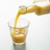 Biologisch gembersap dat in een glas wordt geschonken