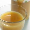 Close-up van een glas met biologisch gembersap