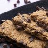 Bakvaste chocolade chunks melk van dichtbij