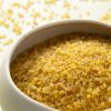 Bulgur (bio) in een wit schaaltje close up