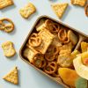 Houten bakje gevuld met funky mix van crackers en pretzels