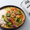 Close-up van curry met kokosmelk, kip en kleurrijke groenten