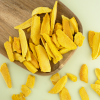 Gevriesdroogde mango schijfjes op een schaaltje