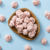 Chocolade rotsjes strawberry / cheesecake op een plankje