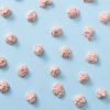 Chocolade rotsjes strawberry / cheesecake los over de achtergrond