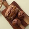 Brood en muffins gebakken met bruin teffmeel op houten plank