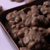 Ambachtelijke pindarotsjes melk / chili van dichtbij