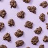 Ambachtelijke pindarotsjes melk / chili los over de achtergrond