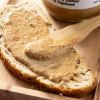 Close-up van gemengde notenpasta op een snee brood