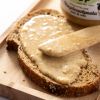 Close-up van hazelnootpasta op een snee meergranenbrood