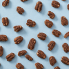 Pecannoten kaneel / zeezout los over de achtergrond