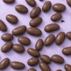 Chocolade paranoten melk los over de achtergrond