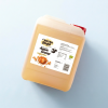 Biologische agavesiroop in een jerrycan van 5000 ml op een lichtblauwe achtergrond