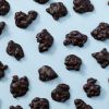 Biologische ambachtelijke pindarotsjes puur los van elkaar op de grond