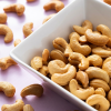 Cashewnoten XXL gebrand ongezouten in een schaaltje ingezoomd