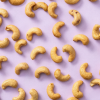 Cashewnoten XXL gebrand ongezouten verspreid over de vloer