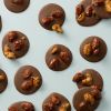 Melkchocolade flikken met gekarameliseerde amandelen en walnoten