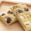 Close-up van witte chocolade Choc block met pistache en gedroogde bessen