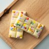 Witte chocolade Choc block Smarty Party met kleurrijke chocoladestukjes op houten plank