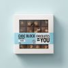 Verpakking van Chocolates For You choc block hazelnut melk 100 gram op een lichtblauwe achtergrond