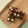 Melkchocolade choc block chunky confetti met kleurrijke chocoladeconfetti op houten plank