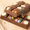 Close-up van Chocolates For You melkchocolade chunky confetti met kleurrijke chocoladeconfetti