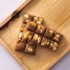 Melkchocolade choc block honey nuts met noten op houten plank