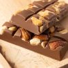Close-up van Chocolates For You melkchocolade met honing en knapperige noten