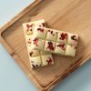 Witte chocolade choc block very berry met rode bessenstukjes op houten plank