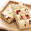 Close-up van Chocolates For You witte chocolade met stukjes rood fruit