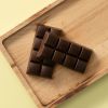 Pure chocolade choc block van Chocolates For You op houten plank