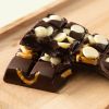 Close-up van Chocolates For You pure chocolade Sweet ’n Salty met pretzelstukjes en witte chocoladedrops