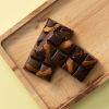 Pure chocolade choc block nuts & berries met amandelen en gedroogde bessen op houten plank