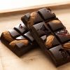 Close-up van Chocolates For You pure chocolade met amandelen en gedroogde bessen