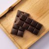 Pure chocolade choc block 80% van Chocolates For You op houten plank