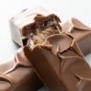 Close-up van Chocolates For You choc bars met romige kokosvulling