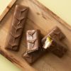 Chocolates For You choc bars Lime Lucious met romige vulling op houten plank