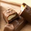 Close-up van melkchocolade choc bars Lime Lucious met zichtbare limoenvulling