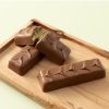 Chocolates For You choc bars Pistache Power met pistachevulling op houten plank