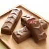 Chocolates For You choc bars Red fruit op een houten plank, waarvan één opengebroken met zichtbare roodfruitvulling