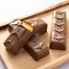 Chocolates For You choc bars Passion Vibe op houten plank, waarvan één opengebroken met zichtbare passievruchtvulling