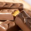 Close-up van Chocolates For You choc bars Passion Vibe met romige gele passievruchtvulling