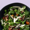 Salade met veldsla, tomaat, kaas en chiazaadolie van bovenaf