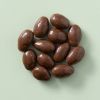 Melkchocolade amandelen in een rondje bij elkaar
