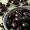 Chocolade amandelen puur close up in een schaaltje