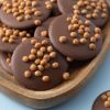 Chocolade flikken karamel zeezout op een houten plank